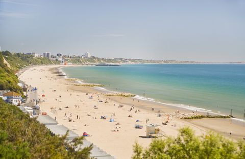 bournemouth beach ב דורסט הוא חוף מאוד פופולרי בדרום אנגליה