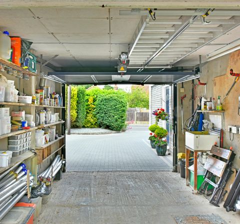 ewd914 étagères de garage de voiture intérieur de maison garage parking sécurisé stockage de jardinage divers outils d'entretien boîtes de conserve essex england uk
