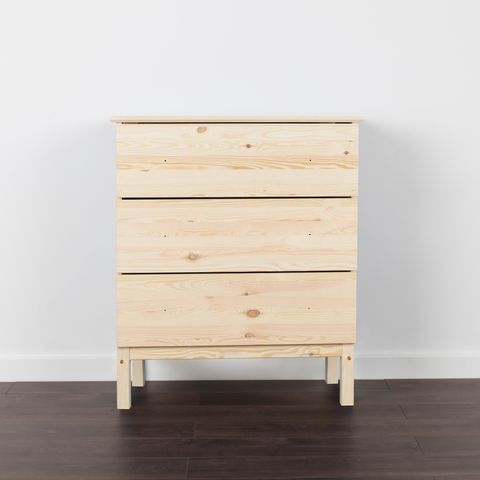 פרויקט upcycling הופך שידה סתמית בעיצוב זה בהדפס נמר