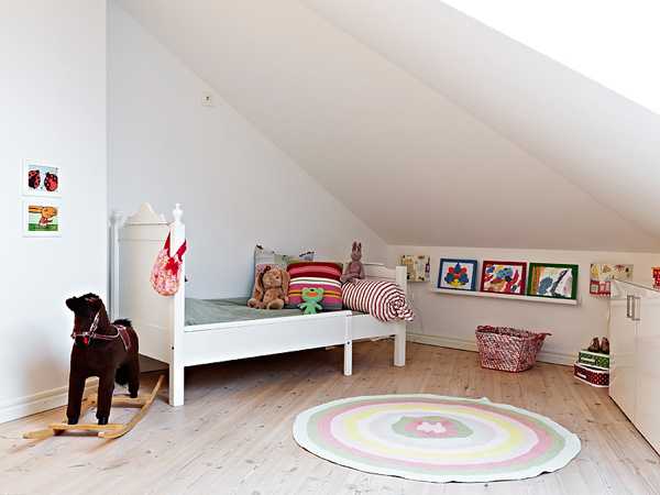 скромна детска стая в стила на минимализма