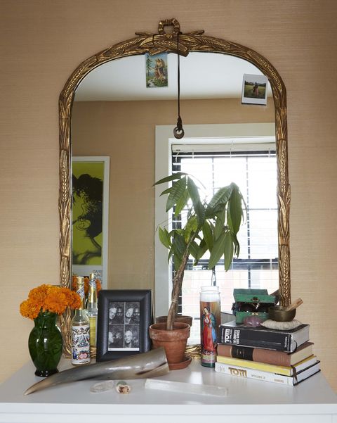 συρταριέρα, καθρέφτης, πορτοκαλί λουλούδια