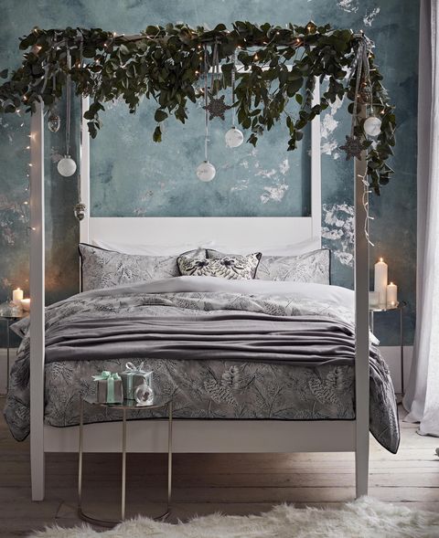 עיצוב חדר שינה לחג המולד עם מיטת אפיריון