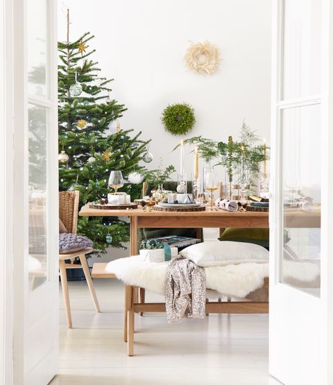 κάλυμμα, ξύλινο τραπέζι με χριστουγεννιάτικο δέντρο στη γωνία του δωματίου