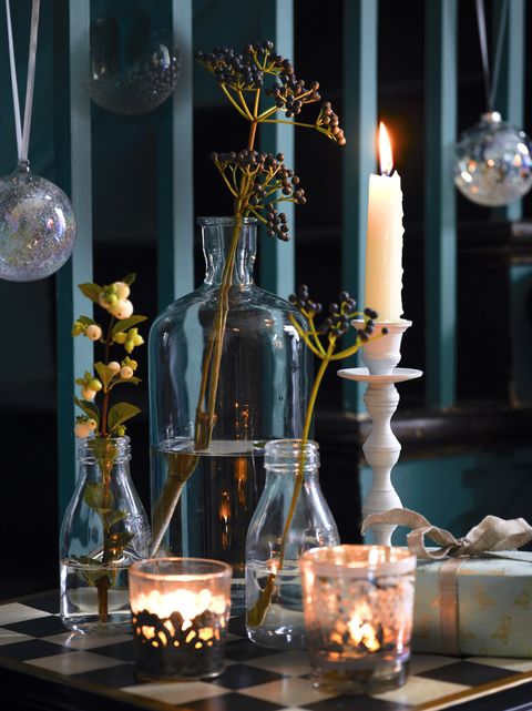 les plus beaux arrangements de Noël de cette saison transformeront votre maison avec des baies scintillantes de bienvenue et des bougies regroupées dans des supports à différentes hauteurs pour créer un arrangement attrayant