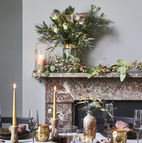 Table décorée de Noël par une pièce de manteau en étain plaqueson mantelpiececandleholder, £ 39, vase West elm, £ 75 pour deux, bouquet de cox cox, £ 38, bloom wild table, £ 719chairs, £ 229 chacun les deux willis gambier nappe, 75 £, coussin de porcelet, 18 £, dessous de plat barker stonehouse, 16 £ de couverts, 35 £ les deux carafes debenhams, 6 750 £ de flûtes à champagne, 1450 £ par plateau, 9 550 £ de vase, 32 £ de chandeliers, 7640 £ pour quatre bougies broste copenhagen, 450 £ chacune, porte-bougies aux œufs curieux, 10 £ chacun, assiettes à dîner national trust shop, 10 £ chacune, assiettes habitatsalad, 10 £ chacune, gobelets en orme occidental, 33 £ pour six, neptune cakestand, 28 £ sous-verres, 32 £ pour quatre serviettes roses pour les deux troglodytes de Rowen, 549 £ chacune, serviette grise en linme, 18 £ pour deux, tartelettes à la craie pinklinen company, 799 £ pour six, daylesfordgiftwrap , Â£3feuille, plat en laiton de troglodyte de Rowen, Â£32 pour quatre, broste copenhagen