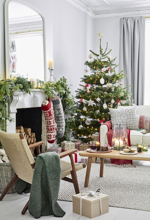 salon décoré avec des bas et un arbre de noël