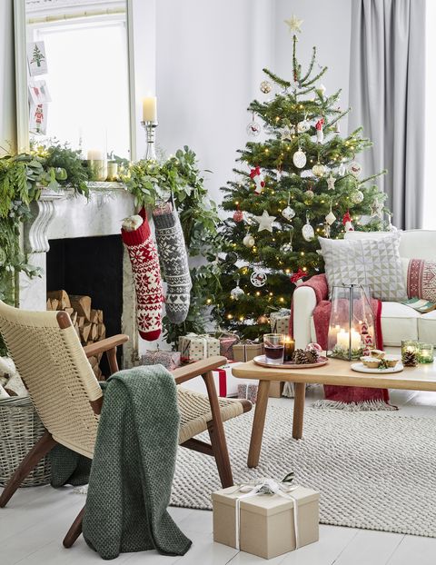 salon décoré avec des bas et un arbre de noël