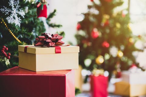 χριστουγεννιάτικο δέντρο με δώρα και διακοσμήσεις στο σαλόνι