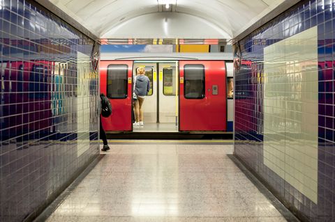 רכבת תחתית עומדת בתחנה כשהדלת פתוחה, לונדון, בריטניה