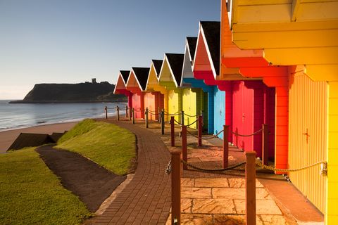 Cabines de plage colorées près de l'océan