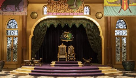η αίθουσα του θρόνου του βασιλικού παλατιού στις επόμενες 2 Αμερική