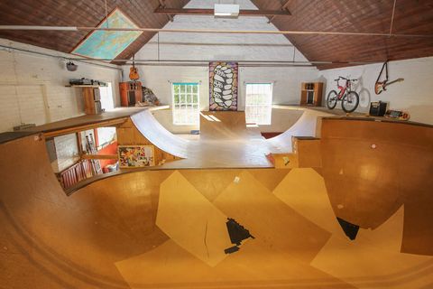 La salle des fêtes reconvertie avec son propre skatepark est à vendre à Norfolk