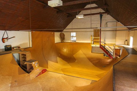 La salle des fêtes convertie avec son propre skatepark est à vendre à Norfolk