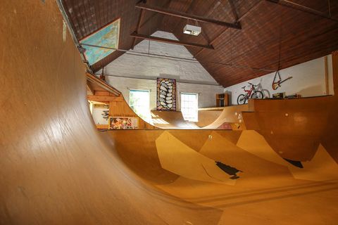La salle des fêtes reconvertie avec son propre skatepark est à vendre à Norfolk