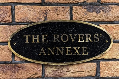 usage éditorial uniquement'l'annexe des rovers' est dévoilée sur l'ensemble de la rue du couronnement, telle qu'elle est répertoriée sur airbnb, offrant aux fans une expérience unique dans une vie pour rester dans la maison pop-up autonome sur les pavés, date d'émission de manchester mardi mai 18, 2021 pa photo pendant le séjour, les invités participeront à une visite privée de l'ensemble suivie d'un dîner chaud et de la possibilité de regarder des décennies d'épisodes classiques de corrie crédit photo devrait lire fabio de paolapa wire