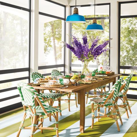 צבעוני מוקרן במרפסת עם שולחן אוכל