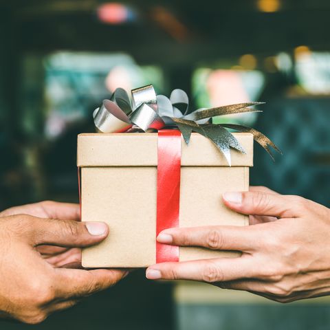 main coupée de l'homme donnant un cadeau de Noël à une amie