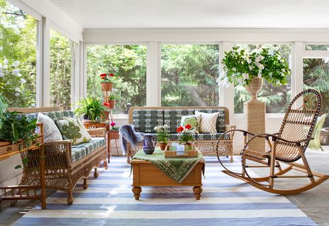 διατεταγμένο σε βεράντα, μπλε και άσπρο ριγέ χαλί, ψάθινες καρέκλες και καναπές με πράσινα και άσπρα μαξιλάρια, φυτά εσωτερικού χώρου