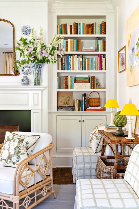 σαλόνι, λευκές και πράσινες φούστες καρέκλες, λευκή ενσωματωμένη βιβλιοθήκη, τζάκι