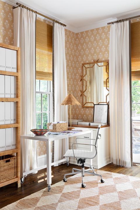 γραφείο, καρό και άσπρο καρό χαλί, λευκή καρέκλα γραφείου με ρόδες, λευκό γραφείο με ρόδες, καφέ βιβλιοθήκη, καφέ και λευκή ταπετσαρία