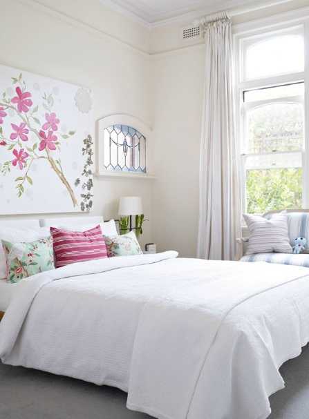 бяла спалня със снимка