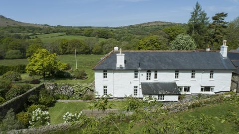 le domaine qui a inspiré le chien des baskerville est à vendre