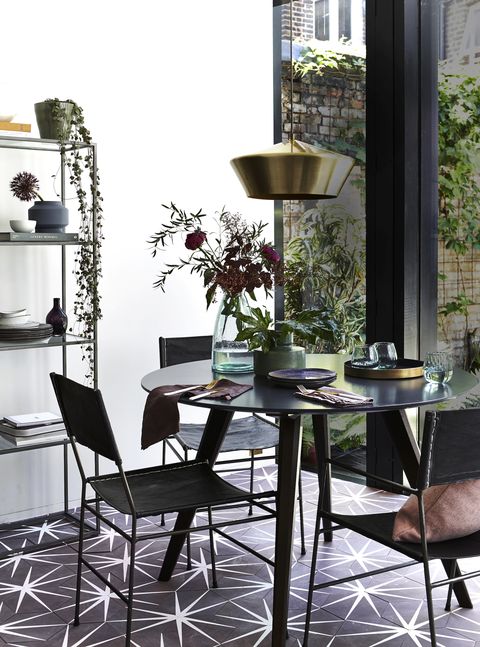 table à manger ronde noire et noire sur un sol à motifs prune violet lumière suspendue en laiton au-dessus de la table les carreaux talkstatement sont un excellent moyen d'apporter une touche de couleur inattendue à votre agencement des meubles minces et des accents de laiton garantissent un effet global élégant et intelligent , 449 £, caprichairs fabriqués, à partir de 160 £ chacun, assiettes à manger à connexion française, 2295 £ chacun gobelets, 995 £ chacun assiettes latérales, 1795 £ chacun Vase en verre de culture nature urbaine, 20 £, vase vert magni vert graham, 20 £, fabriqué serviettes sakura, 12 £ chacune, ensemble de couverts larusi, 145 £, plateau en or cox cox, 5150 £, étagères broste copenhagen wolfie, 595 £, pot de fleurs cannelé, 1499 £, vase à boutons géométriques hm home, 45 £ pour trois, cox vase cox bjork soufflé à la main en violet, 2770 £ bols, à partir de 9 £ tout broste copenhagen islingtoncushion en blush, 55 £, pendentif en laiton de heal, 80 £, carreaux de nénuphar houseof, 12210 m², ca'pietra