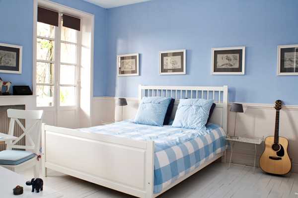 غرفة نوم في سن المراهقة باللون الأزرق