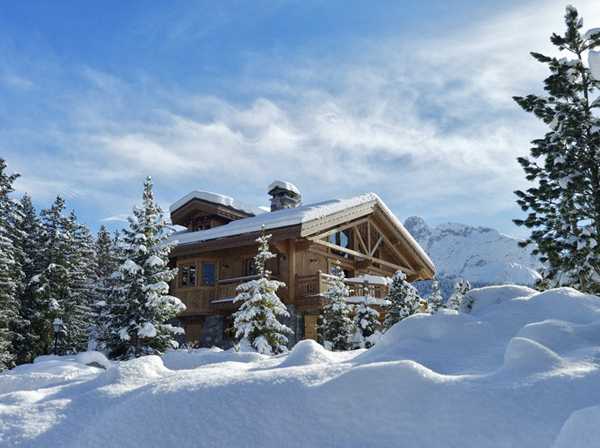 дървена къща в снега
