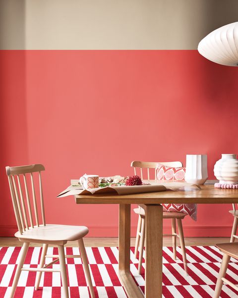 חדר אוכל עם קיר אדום