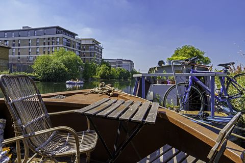 la première péniche au monde fabriquée en acier corten durable à vendre à londres