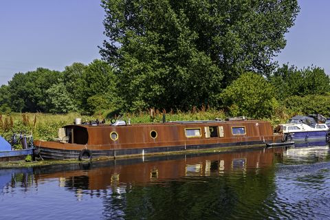 la première péniche au monde fabriquée en acier corten durable à vendre à londres