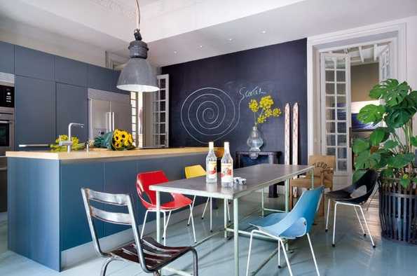 минималистична кухня в синьо