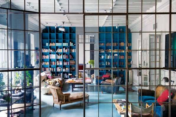 синя библиотека в интериора