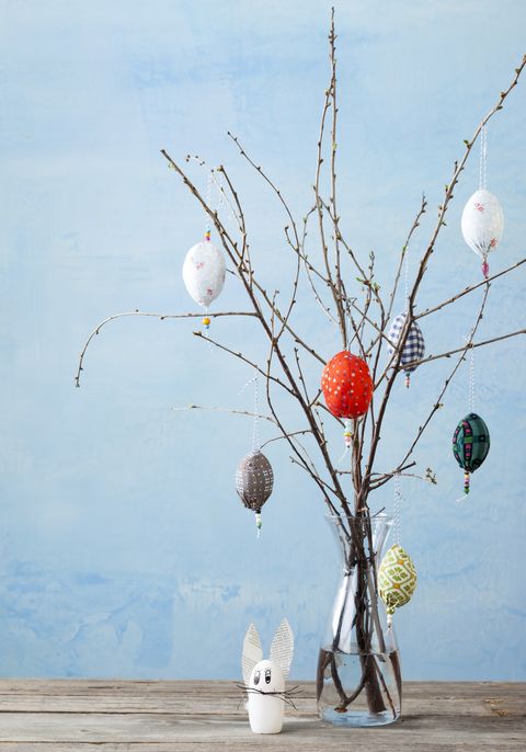 Décorations en forme d'oeuf sur les branches