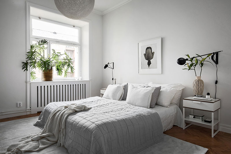 غرفة نوم داخلية بألوان بيضاء ورمادية
