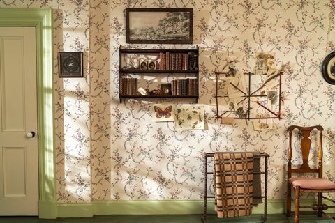 חדר השינה של אמילי דיקינסון, כפי שהוא מופיע ב & quot; דיקינסון & quot; הטפט הפרחוני החדש של אנגליה הוא של תומס סטראחאן, לתליחי קיר מים