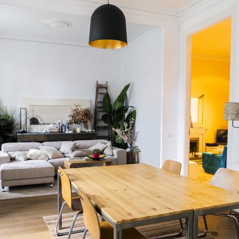 salon et salle à manger vides avec lumières allumées