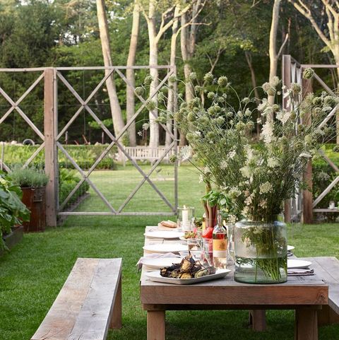 table à manger extérieure de jardin