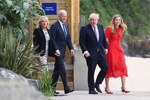 Carbay Bay, Αγγλία 10 Ιουνίου Ο πρωθυπουργός της Βρετανίας Μπόρις Τζόνσον, η σύζυγός του Κάρι Τζόνσον και ο πρόεδρος των ΗΠΑ Τζο Μπάιντεν με την πρώτη κυρία Τζιν Μπάιντεν περπατούν έξω από το ξενοδοχείο του Κάρμπις Μπέι, στις 10 Ιουνίου 2021 κοντά στο St. ηγέτες από τις ΗΠΑ, την Ιαπωνία, τη Γερμανία, τη Γαλλία, την Ιταλία και τον Καναδά στη σύνοδο κορυφής της G7 που ξεκινά την Παρασκευή, 11 Ιουνίου 2021 φωτογραφία από toby melville wpa poolgetty εικόνες