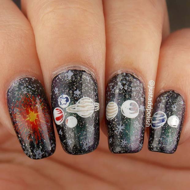 Nail Art Galaxy avec des planètes