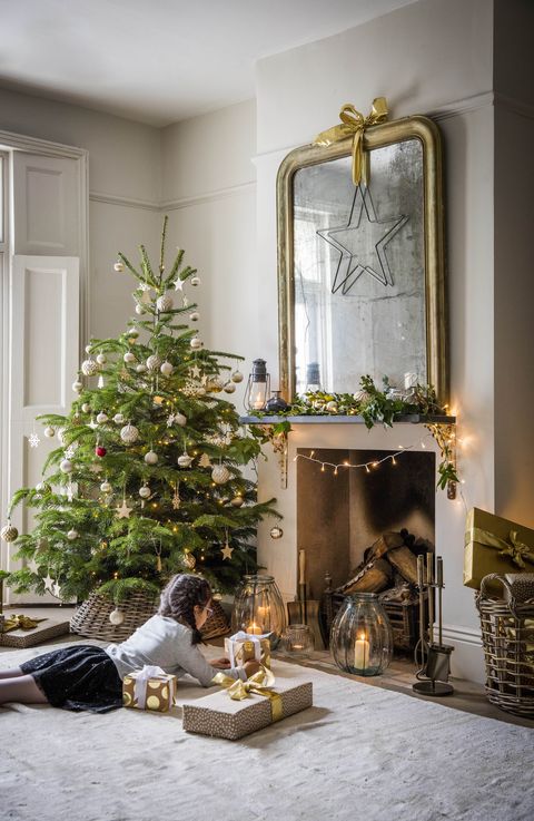 חג המולד בבית עם עץ חג המולד, אח ומתנות