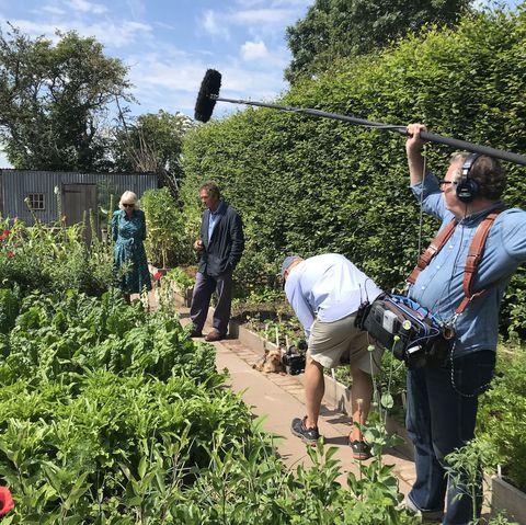 η monty don καλωσορίζει την καμίλα, δούκισσα της Κορνουάλης, στο longmeadow, όπου μοιράζεται την αγάπη της για την κηπουρική