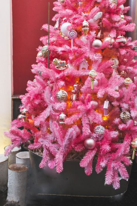 décoration inhabituelle d'arbre de noël artificiel sur des branches de sapin rose, jolis jouets faits à la main en verre décor de nouvel an