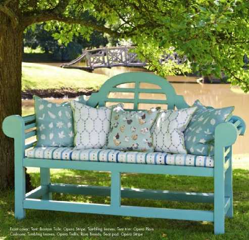 синя пейка с възглавници в градината