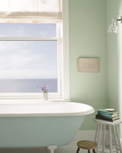 salle de bain verte, baignoire benjamin moore dans une bouffée d'air frais 806