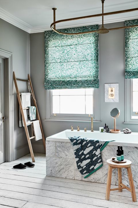 חדר אמבטיה ירוק עם קירות אפורים בהירים