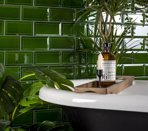 חדר אמבטיה ירוק, קירות ורצפות, אריחי מטרו ירוקים ויקטוריאניים