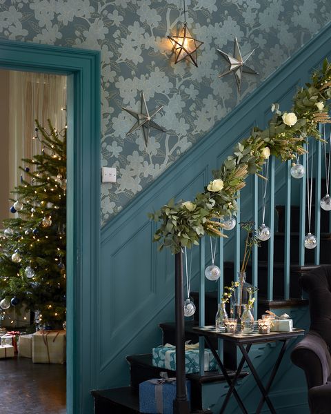 les plus beaux décors de Noël de cette saison transformeront votre maison avec stylefaites une entrée des guirlandes fraîches de roses blanches transforment une rampe des boules blanches suspendues et des lumières en forme d'étoile créent une lumière chatoyante et douce
