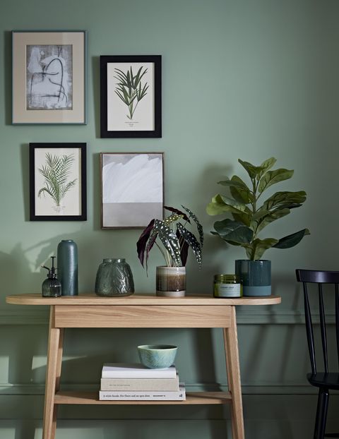 chambre élégante avec peinture verte et buffet en bois